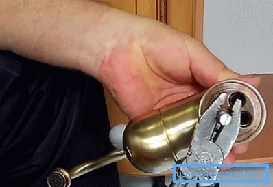 Зацягваем шпільку на змяшальніку