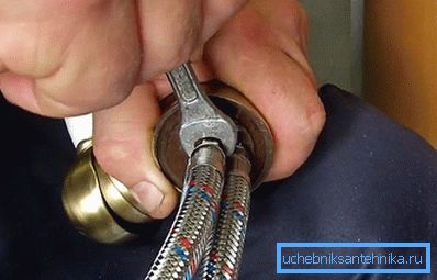 Шлангі трэба заціснуць ключем