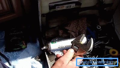 Зараз трэба падключыць змяшальнік да труб