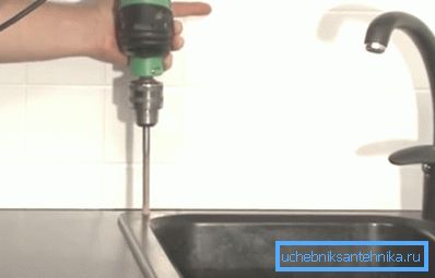Акуратна высвідроўваем пасадачных адтуліну