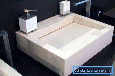 Акрылавыя вырабы могуць імітаваць кераміку ці камень.