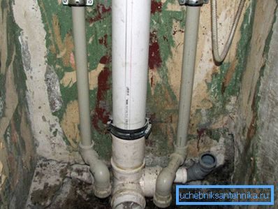 2750 Трубы можна схаваць у кораб ў сцяне