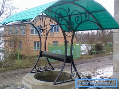 Бетонны калодзеж з дахам з полікарбаната і каваннем. Бетонны калодзеж з дахам з полікарбаната і каваннем.