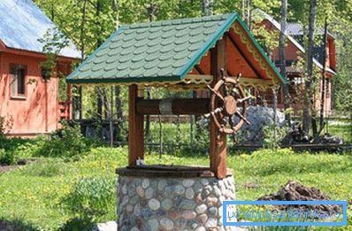 Бетонны калодзеж, стылізаваны пад даўніну.
