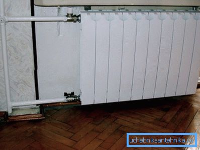 Біметалічныя батарэя ў інтэр'еры тыпавой кватэры