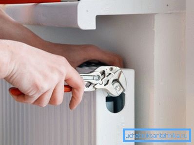 Біметалічныя радыятары ацяплення з ніжнім падключэннем усталёўваюць пры падпольнай або плинтусной разводцы труб. Біметалічныя радыятары ацяплення з ніжнім падключэннем усталёўваюць пры падпольнай або плинтусной разводцы труб.