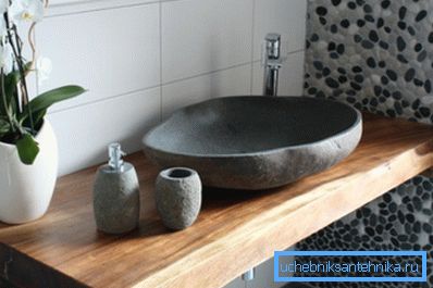 Высакароднае спалучэнне матэрыялаў з масіва дрэва і натуральнага каменя.
