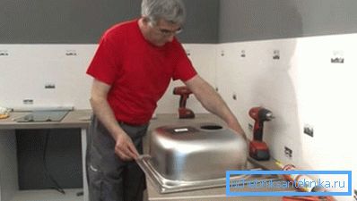 Больш танныя ракавіны з нержавейкі мантуюцца зверху.