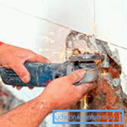 Балгарка дапаможа зрабіць штробах ў сцяне і выдаліць старыя аздобныя матэрыялы