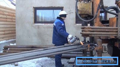 Бурэнне артэзіянскай свідравіны з прымяненнем свідравой тэхнікі. Бурэнне артэзіянскай свідравіны з прымяненнем свідравой тэхнікі.