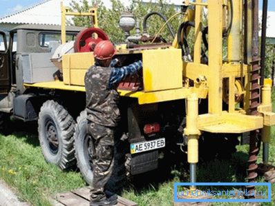 Буравая ўстаноўка, змантаваная на шасі грузавіка