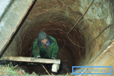 Чыстка сцен калодзежа шчоткай па метале. Чыстка сцен калодзежа шчоткай па метале.