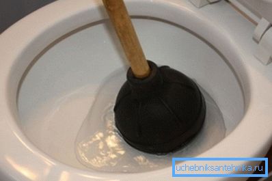 Чыстка ўнітаза вантузам. Чыстка ўнітаза вантузам.