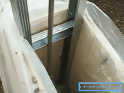 Каб вада з раствора не ўвабралася ў апалубку і зямлю, выкарыстоўваем поліэтылен.