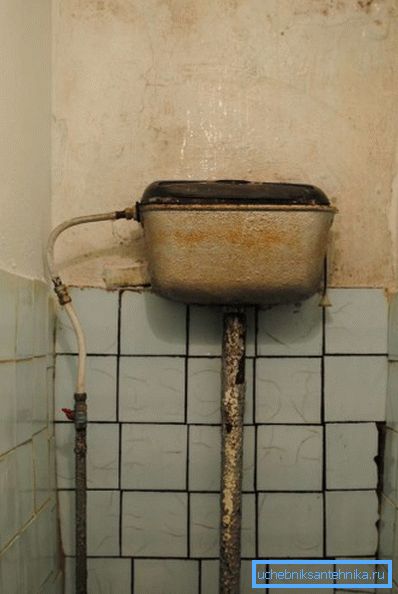 Чыгунны літой унитазный бачок старога ўзору Чыгунны літой унитазный бачок старога ўзору