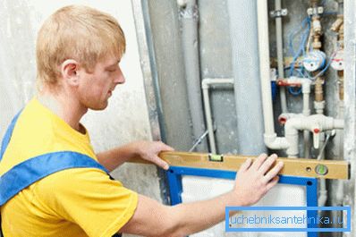 Дадзеныя канструкцыі выдатна падыходзяць для фіксацыі прама на сцяне або ў невялікіх нішах з трубамі стояка