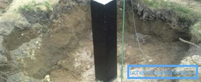 Робім гідраізаляцыю бітумнай масцікай.