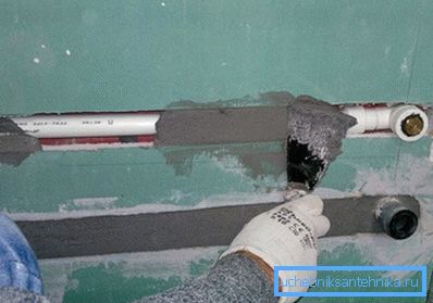 Дэманструецца працэс ўбудавання ў сцяну. Дэманструецца працэс ўбудавання ў сцяну.