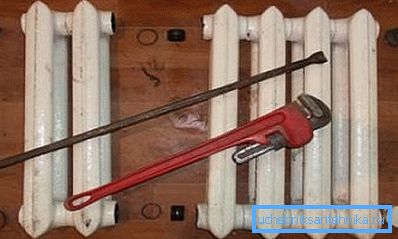 Для доступу да першых ад падводкі секцыях батарэю лепш зняць.