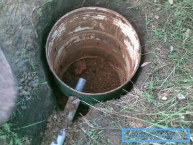 Для дрэнажавання сцёкавых вод робім просты сэптык з бочкі.