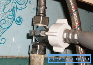 Для падачы вады можна ўрэзаць трайнік Для падачы вады можна ўрэзаць трайнік