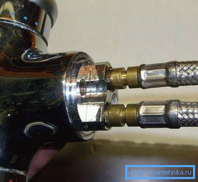 Для падлучэння да змяшальніка выкарыстоўваецца разьба М8 Для падлучэння да змяшальніка выкарыстоўваецца разьба М8