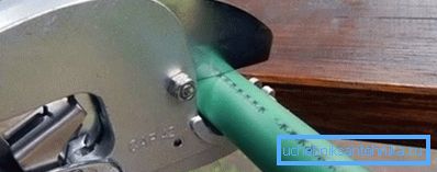 Для порезкой труб выкарыстоўваюцца адмысловыя нажніцы Для порезкой труб выкарыстоўваюцца адмысловыя нажніцы