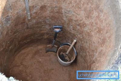 Для працы дастаткова рыдлёўкі і вёдры з вяроўкай. Для працы дастаткова рыдлёўкі і вёдры з вяроўкай.