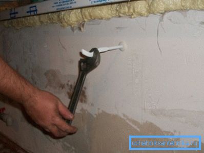 Для укручвання кранштэйна можна выкарыстоўваць развадны ключ.