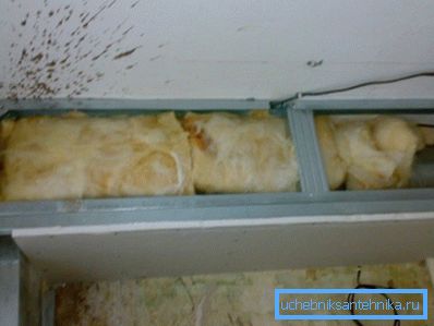 Для гукаізаляцыі прастору палукашка можна запоўніць мінеральнай ватай Для гукаізаляцыі прастору палукашка можна запоўніць мінеральнай ватай