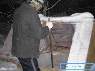 Здабываць ваду зімой такім спосабам - не самы прыемны занятак Здабываць ваду зімой такім спосабам - не самы прыемны занятак