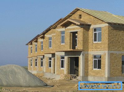 Дом з ракушачніка без вонкавага аздаблення.