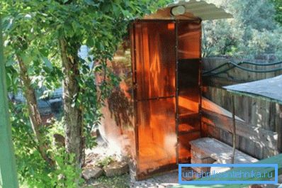 Душавая кабінка схавалася за дрэвам