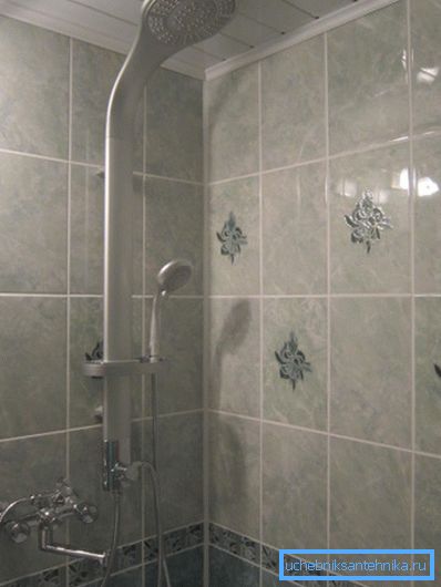 Душавы сістэма з трапічным душам і змяшальнікаў ў кватэры Душавы сістэма з трапічным душам і змяшальнікаў ў кватэры