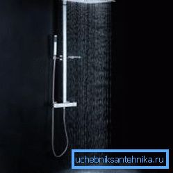 Душавой гарнітур з трапічным душам вельмі лёгка адрозніць па вялікім памеры верхняй палівачкі Душавой гарнітур з трапічным душам вельмі лёгка адрозніць па вялікім памеры верхняй палівачкі