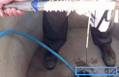 Рухаючы замацаваным вібрацыйным помпай ўверх-уніз, ўзбоўтайце глей на дне Рухаючы замацаваным вібрацыйным помпай ўверх-уніз, ўзбоўтайце глей на дне