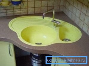 Падвойныя мыйкі для кухні са штучнага каменя з чарамі рознага аб'ёму
