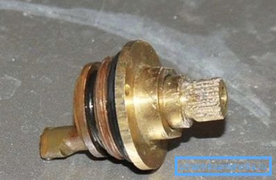 Эксцэнтрык не дасць выняць бочачку, пакуль ён сам знаходзіцца ў корпусе змяшальніка.