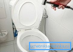 Яшчэ адно цікавае рашэнне - ўстаноўка міні душа ў якасці бідэ, далучыць яго можна да змяшальніка рукамыйніцы і дадатковая падводка камунікацый не спатрэбіцца