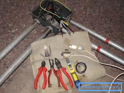 Калі ёсць рызыка, што на кабель наступяць, лепш яго выключыць загадзя Калі ёсць рызыка, што на кабель наступяць, лепш яго выключыць загадзя