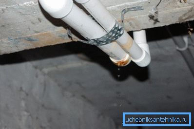 Калі цякуць трубы па-за кватэры, рамантаваць іх павінны камунальнікі, без спагнання дадатковай платы. Калі цякуць трубы па-за кватэры, рамантаваць іх павінны камунальнікі, без спагнання дадатковай платы.