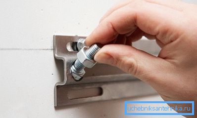 Калі ў вас кранштэйны ў выглядзе пласціны, то не забудзьцеся выставіць яго па ўзроўні ў гарызантальнай плоскасці