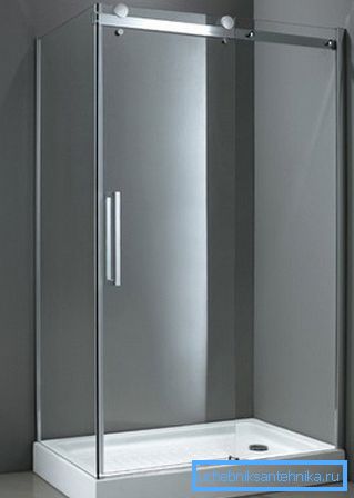 Калі ў невялікіх кабінах выкарыстоўваць празрысты матэрыял для стварэння агародж, то візуальна яны будуць здавацца шырэй, а таксама такое рашэнне падыходзіць для людзей якія пакутуюць клаўстрафобіяй