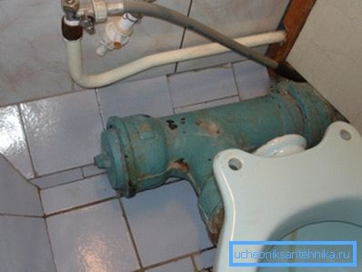 Калі ўвесь вага бачка з вадой прыпадае на вушы ўнітаза, рана ці позна гэта прывядзе да заканамернага фіналу. Калі ўвесь вага бачка з вадой прыпадае на вушы ўнітаза, рана ці позна гэта прывядзе да заканамернага фіналу.