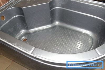 Ёсць таксама вырабы з металу, пакрытыя ахоўнымі сродкамі, якія прадухіляюць згубнае ўздзеянне вады Ёсць таксама вырабы з металу, пакрытыя ахоўнымі сродкамі, якія прадухіляюць згубнае ўздзеянне вады