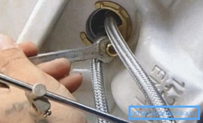 Фіксацыя змяшальніка пад ракавінай Фіксацыя змяшальніка пад ракавінай
