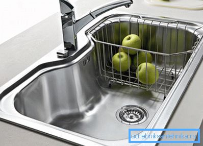 Формы і памеры металічных мыек для кухні могуць быць самымі рознымі. Формы і памеры металічных мыек для кухні могуць быць самымі рознымі.