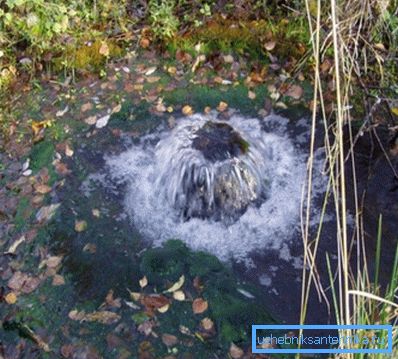 Фота б'е з-пад зямлі вадзянога крыніцы Фота б'е з-пад зямлі вадзянога крыніцы