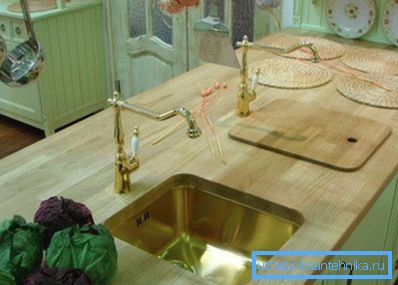 Фота драўлянага стала пад мыйку.