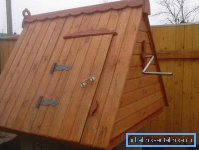 Фота канструкцыі з дзверцамі на пахіле даху